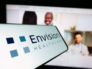 Stuttgart, Almanya - 10-29-2023: Amerikan hastane şirketi Envision Healthcare 'in logosunun yer aldığı cep telefonu. Telefon ekranının merkez soluna odaklan.