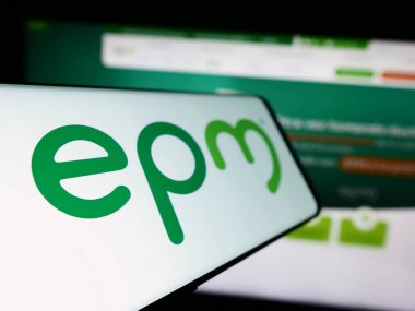 Stuttgart, Almanya - 10-29-2023: Kolombiyalı Empresas Publicas de Medellin (EPM) şirketinin logosuna sahip cep telefonu. Telefon ekranının soluna odaklan.