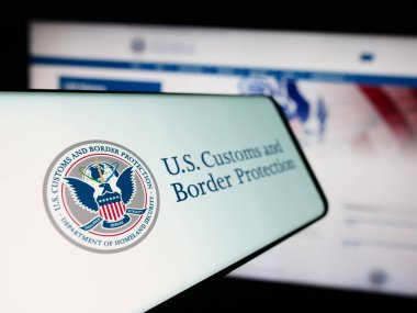 Stuttgart, Almanya - 10-29-2023: İnternet sitesi önünde ABD Gümrük ve Sınır Koruma (CBP) mührü bulunan akıllı telefon. Telefon ekranının soluna odaklan.