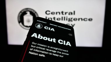 Stuttgart, Almanya - 10-29-2023: Mühür önünde ABD Merkezi İstihbarat Teşkilatı (CIA) web sayfası bulunan akıllı telefon. Telefon ekranının sol üst kısmına odaklan.