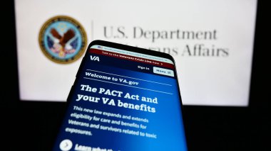 Stuttgart, Almanya - 10-30-2023: Mühür önünde ABD Gaziler Bakanlığı (VA) web sitesi bulunan akıllı telefon. Telefon ekranının sol üst kısmına odaklan.