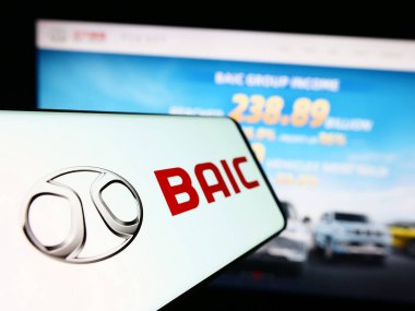 Stuttgart, Almanya - 10-30-2023: Çinli şirket Beijing Automotive Group Co. Ltd. (BAIC) 'nin logosuna sahip akıllı telefon. Telefon ekranının merkez soluna odaklan.