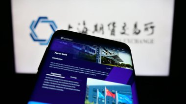 Stuttgart, Almanya - 10-30-2023: İş logosu önünde Çin Şangay Gelecek Borsası (ŞFE) web sayfası bulunan cep telefonu. Telefon ekranının sol üst kısmına odaklan.