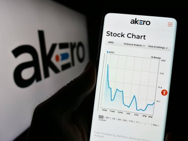 Stuttgart, Almanya - 10-31-2023: ABD 'li biyoteknoloji şirketi Akero Therapeutics Inc.' in web sayfası ile logo önünde cep telefonu tutan kişi. Telefon ekranının merkezine odaklan.