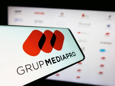Stuttgart, Almanya - 10-31-2023: Ticari web sitesi önünde üzerinde İspanyol multimedya şirketi Mediapro Group logosu bulunan akıllı telefon. Telefon ekranının merkezine odaklan.