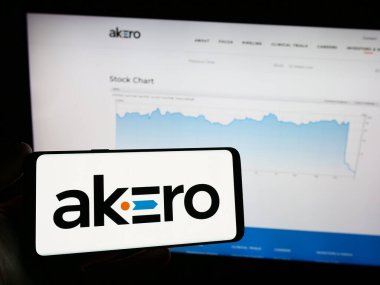 Stuttgart, Almanya - 10-31-2023: Amerikan biyoteknoloji şirketi Akero Therapeutics Inc. 'in logosunun bulunduğu cep telefonu web sayfasının önünde duruyor. Telefon ekranına odaklan.