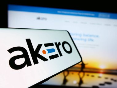 Stuttgart, Almanya - 10-31-2023: Sitenin önünde Amerikan biyoteknoloji şirketi Akero Therapeutics Inc. 'in logosuna sahip cep telefonu. Telefon ekranının merkez soluna odaklan.
