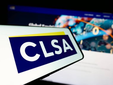 Stuttgart, Almanya - 10-31-2023: Hong Kong yatırım şirketi CLSA Ltd. 'nin logolu akıllı telefon. Telefon ekranının merkez soluna odaklan.