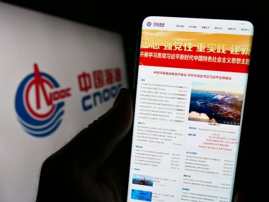 Stuttgart, Almanya - 09-10-2023: Çin Ulusal Offshore Oil Corporation 'ın (CNOOC) web sitesi olan cep telefonu logosu ekranda. Telefon ekranının merkezine odaklan.