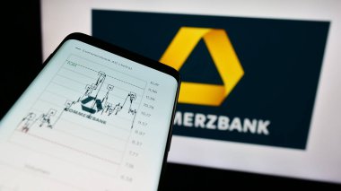 Stuttgart, Almanya - 09-10-2023: Alman finans şirketi Commerzbank AG 'nin web sitesi ile cep telefonu iş logosu önünde ekranda. Telefon ekranının sol üst kısmına odaklan.