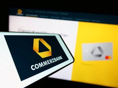 Stuttgart, Almanya - 09-10-2023: Alman finans şirketi Commerzbank AG 'nin logosuna sahip akıllı telefon iş dünyasının web sitesinin önünde ekranda. Telefon ekranının merkezine odaklan.