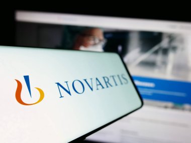 Stuttgart, Almanya - 09-10-2023: İsviçreli ilaç şirketi Novartis AG 'nin logosunun yer aldığı cep telefonu işletme web sitesinin önünde ekranda. Telefon ekranının soluna odaklan.