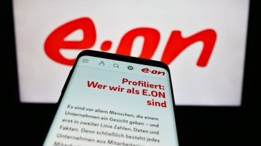 Stuttgart, Almanya - 09-11-2023: Alman enerji şirketi E.ON SE 'nin internet sayfalı cep telefonu iş logosu önünde ekranda. Telefon ekranının sol üst kısmına odaklan.