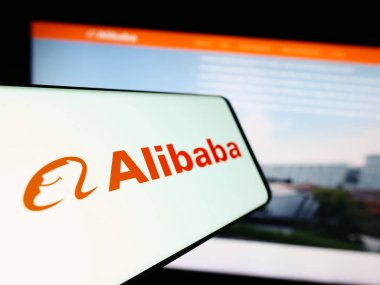 Stuttgart, Almanya - 09-11-2023: Çinli şirket Alibaba Group Holding Limited 'in logolu akıllı telefon web sitesi önünde ekranda. Telefon ekranının merkez soluna odaklan.