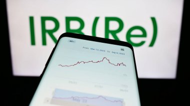 Stuttgart, Almanya - 09-11-2023: Brezilyalı yeniden sigorta şirketi IRB Brasil RE 'nin web sitesi olan akıllı telefon iş logosu önünde ekranda. Telefon ekranının sol üst kısmına odaklan.