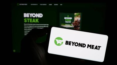 Stuttgart, Almanya - 09-11-2023: Web sayfasının önünde ekranda Beyond Meat Inc. 'in logosu olan cep telefonu sahibi kişi. Telefon ekranına odaklan.