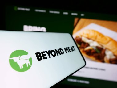 Stuttgart, Almanya - 09-11-2023: İnternet sitesinin önünde ekranda Beyond Meat Inc. 'in logosuna sahip cep telefonu. Telefon ekranının merkez soluna odaklan.