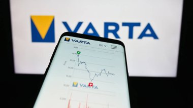 Stuttgart, Almanya - 09-11-2023: Alman batarya şirketi Varta AG 'nin web siteli akıllı telefon iş logosu önünde ekranda. Telefon ekranının sol üst kısmına odaklan.
