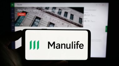 Stuttgart, Almanya - 09-11-2023: Kanadalı Manulife Financial Corporation şirketinin logosunun bulunduğu cep telefonu web sayfası önünde ekranda. Telefon ekranına odaklan.