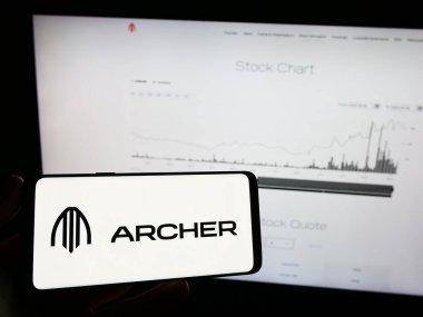 Stuttgart, Almanya - 09-11-2023: Web sayfası önünde ekranda ABD 'li eVTOL uçak şirketi Archer Aviation Inc.' in logosunun bulunduğu cep telefonu sahibi kişi. Telefon ekranına odaklan.