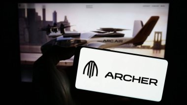 Stuttgart, Almanya - 09-11-2023: Web sitesi önünde ekranda ABD 'li eVTOL uçak şirketi Archer Aviation Inc.' in logosuna sahip akıllı telefonu tutan kişi. Telefon ekranına odaklan.