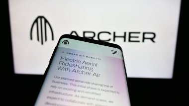 Stuttgart, Almanya - 09-11-2023: İş logosu önünde ekranda ABD 'li eVTOL uçak şirketi Archer Aviation Inc.' in web sitesi bulunan akıllı telefon. Telefon ekranının sol üst kısmına odaklan.