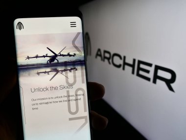 Stuttgart, Almanya - 09-11-2023: ABD 'li eVTOL uçak şirketi Archer Aviation Inc.' in web sayfasını elinde tutan kişi logo ile ekranda. Telefon ekranının merkezine odaklan.