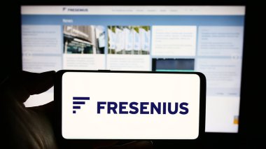 Stuttgart, Almanya - 09-11-2023: Alman sağlık şirketi Fresenius SE Co. KGaA 'nın logosuna sahip kişi web sitesinin önünde ekranda. Telefon ekranına odaklan.