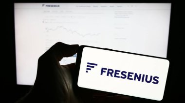 Stuttgart, Almanya - 09-11-2023: Alman sağlık şirketi Fresenius SE Co. KGaA 'nın logosunun bulunduğu cep telefonu web sayfası önünde ekranda. Telefon ekranına odaklan.