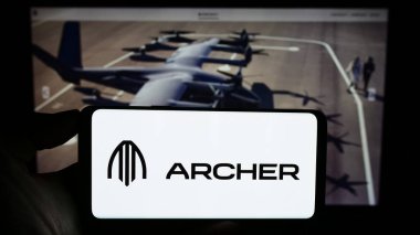 Stuttgart, Almanya - 09-11-2023: Web sayfası önünde ekranda Amerikan eVTOL uçak şirketi Archer Aviation Inc. 'in logosunun bulunduğu cep telefonu sahibi kişi. Telefon ekranına odaklan.