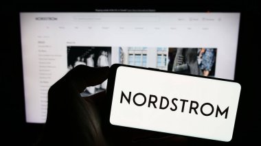 Stuttgart, Almanya - 09-13-2023: ABD 'li mağaza şirketi Nordstrom Inc.' in logosunun bulunduğu akıllı telefon web sitesinin önünde ekranda. Telefon ekranına odaklan.