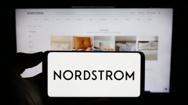 Stuttgart, Almanya - 09-13-2023: ABD 'li mağaza şirketi Nordstrom Inc.' nin logosuyla cep telefonu sahibi kişi iş sayfasının önünde ekranda. Telefon ekranına odaklan.