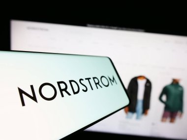 Stuttgart, Almanya - 09-13-2023: İnternet sitesinin önünde ekranda Nordstrom Inc. 'in logosu olan cep telefonu. Telefon ekranının merkez soluna odaklan.