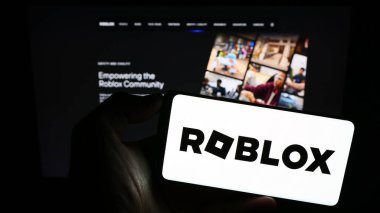 Stuttgart, Almanya - 09-13-2023: Amerikan video oyunları şirketi Roblox Corporation 'ın logosunun bulunduğu cep telefonu web sayfası önünde ekranda. Telefon ekranına odaklan.