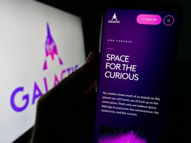Stuttgart, Almanya - 09-13-2023: ABD 'li uzay aracı firması Virgin Galactic' in web sayfası olan cep telefonu logosu önünde ekranda. Telefon ekranının merkezine odaklan.