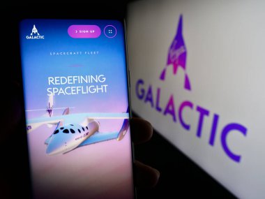 Stuttgart, Almanya - 09-13-2023: ABD 'li uzay aracı şirketi Virgin Galactic' in web sayfası ile akıllı telefon sahibi kişi logonun önünde ekranda. Telefon ekranının merkezine odaklan.