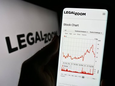 Stuttgart, Almanya - 09-13-2023: ABD 'li hukuk teknoloji şirketi LegalZoom.com Inc.' nin web sitesi ile akıllı telefonu elinde tutan kişi logolu ekranda. Telefon ekranının merkezine odaklan.