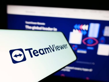 Stuttgart, Almanya - 09-13-2023: Alman yazılım şirketi TeamViewer SE 'nin logosuna sahip akıllı telefon iş dünyasının web sitesinin önünde ekranda. Telefon ekranının soluna odaklan.