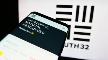 Stuttgart, Almanya - 09-14-2023: Avustralyalı maden şirketi South32 Limited 'in web sitesi ile birlikte ticari logonun önünde ekranda. Telefon ekranının sol üst kısmına odaklan.