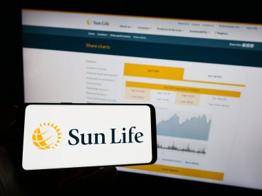 Stuttgart, Almanya - 09-14-2023: Kanadalı Sun Life Financial Inc. şirketinin logosunun bulunduğu cep telefonu sahibi kişi iş sayfasının önünde ekranda. Telefon ekranına odaklan.