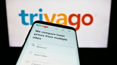 Stuttgart, Almanya - 09-14-2023: Alman oteli metasearch şirketi Trivago N.V. 'nin web sitesi olan cep telefonu logonun önünde ekranda. Telefon ekranının sol üst kısmına odaklan.