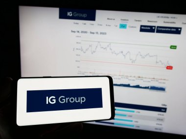 Stuttgart, Almanya - 09-14-2023: İngiliz ticaret şirketi IG Group Holding 'in logosunun bulunduğu cep telefonu web sayfası önünde ekranda. Telefon ekranına odaklan.