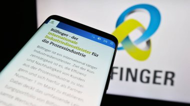 Stuttgart, Almanya - 09-14-2023: Alman inşaat şirketi Bilfinger SE 'nin web siteli akıllı telefon iş logosu önünde ekranda. Telefon ekranının sol üst kısmına odaklan.