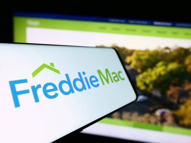 Stuttgart, Almanya - 09-17-2023: Amerikan ipotek şirketi Freddie Mac 'in logosunun yer aldığı cep telefonu iş sitesinin önünde ekranda. Telefon ekranının merkez soluna odaklan.