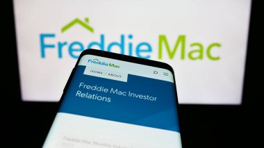 Stuttgart, Almanya - 09-17-2023: ABD 'li mortgage şirketi Freddie Mac' in web sitesi olan akıllı telefon iş logosu önünde ekranda. Telefon ekranının sol üst kısmına odaklan.