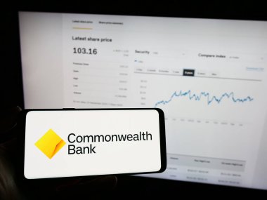 Stuttgart, Almanya - 09-17-2023: Commonwealth Bank of Australia (CBA) şirketinin logosunun bulunduğu cep telefonu web sayfası önünde ekranda. Telefon ekranına odaklan.