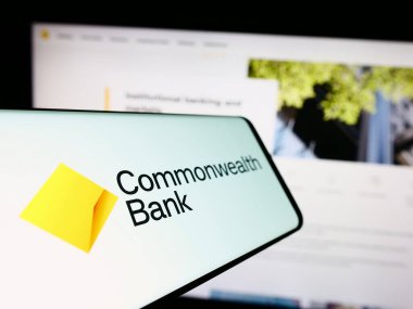 Stuttgart, Almanya - 09-17-2023: Avustralya Commonwealth Bank (CBA) şirketinin logosuna sahip akıllı telefon web sitesinin önünde ekranda. Telefon ekranının merkez soluna odaklan.