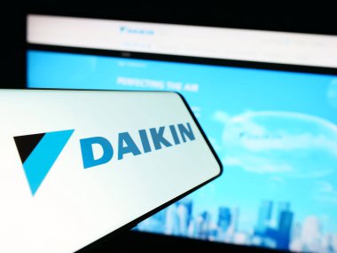 Stuttgart, Almanya - 09-17-2023: Japon şirketi Daikin Industries Ltd. 'nin logosunun yer aldığı cep telefonu iş sitesinin önünde ekranda. Telefon ekranının merkez soluna odaklan.