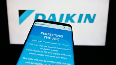 Stuttgart, Almanya - 09-17-2023: Japon şirketi Daikin Industries Ltd. nin web sitesi ile birlikte ticari logonun önünde ekranda. Telefon ekranının sol üst kısmına odaklan.