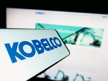 Stuttgart, Almanya - 09-17-2023: Japon şirketi Kobe Steel Ltd. (Kobelco) 'nun logosu olan cep telefonu web sitesinin önünde ekranda. Telefon ekranının merkez soluna odaklan.